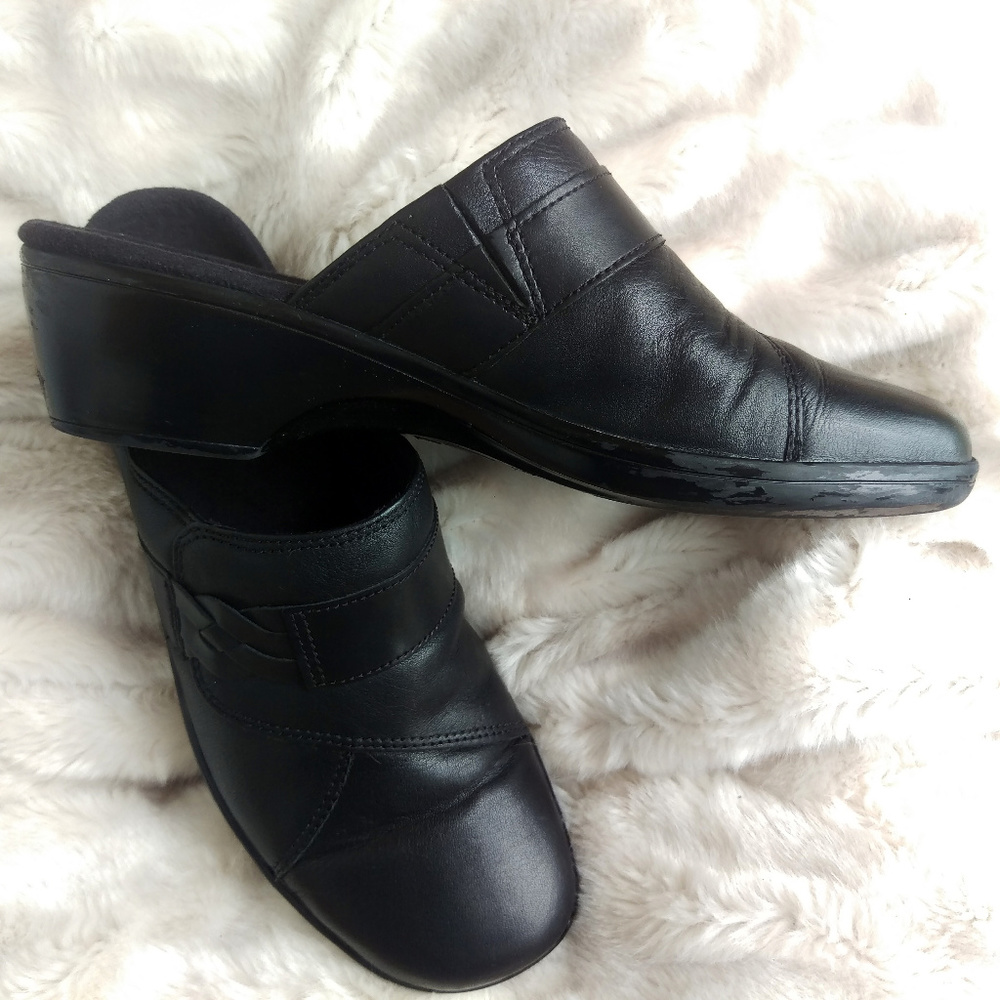 EUC Clarks black leather clog mules